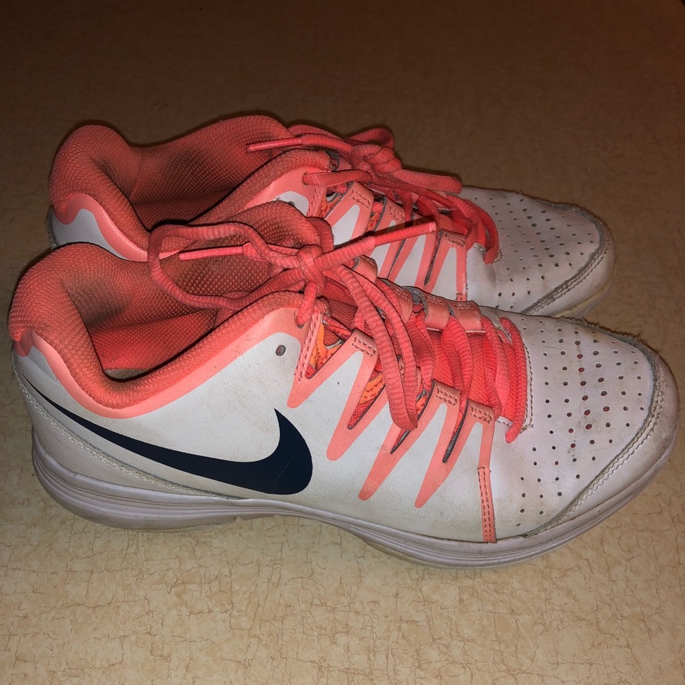 Woman’s Nike sneakers // size 7.5